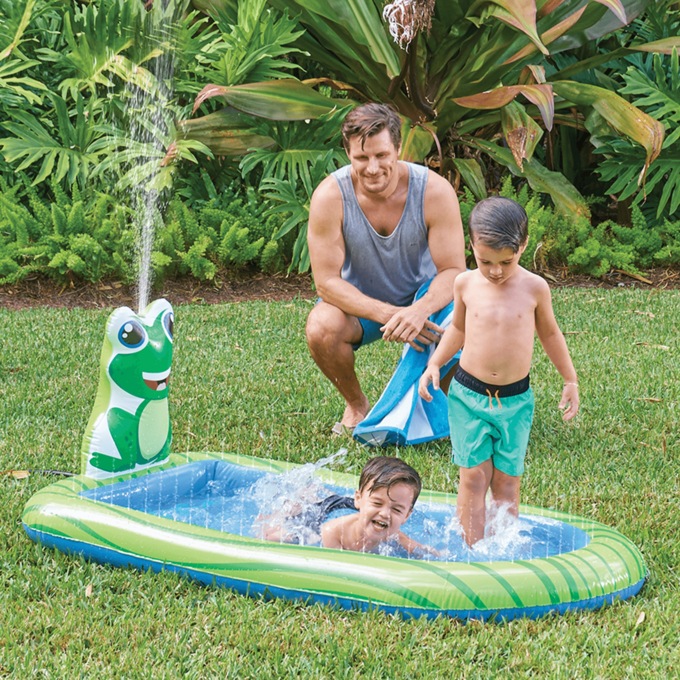 Inflatable outlet animal sprinkler