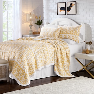 Hart Matelassé Flower Quilt, , large
