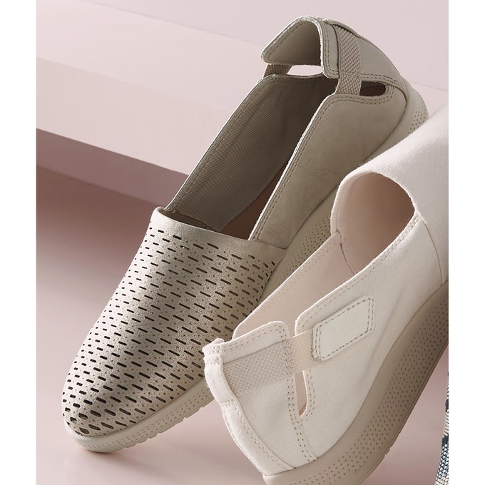 Baretraps Women's Viccia Slip-On, Champagne, large